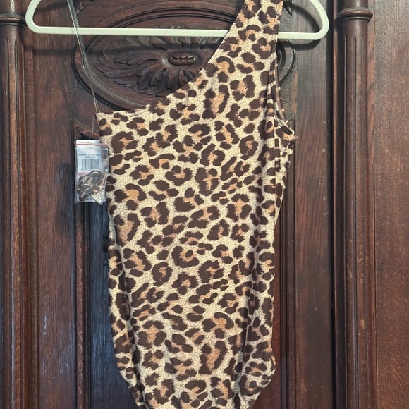 Michael Kors Women’s One Shoulder Swimsuit Leopard Print 10 NWT - Picture 8 of 10